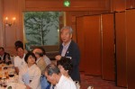 2次会の締めで挨拶する東京青森県人会 塩谷事務局長