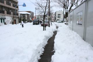 本来なら30キロの部のゴール地点だった道路も大量の雪に埋もれています