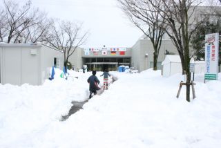 青梅市総合体育館前の様子